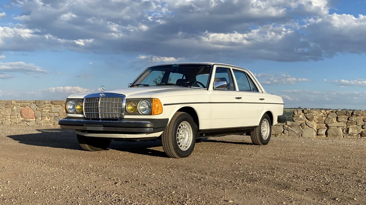 1982 Mercedes-Benz W123 Sedan - Image 9 of 31