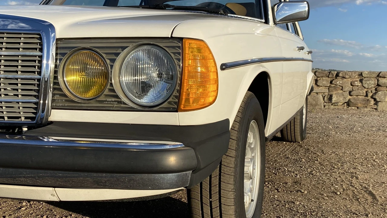 1982 Mercedes-Benz W123 Sedan - Image 26 of 31