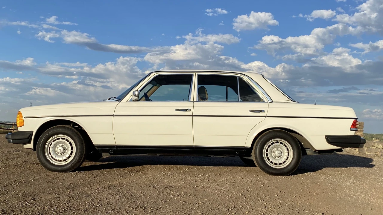 1982 Mercedes-Benz W123 Sedan - Image 13 of 31