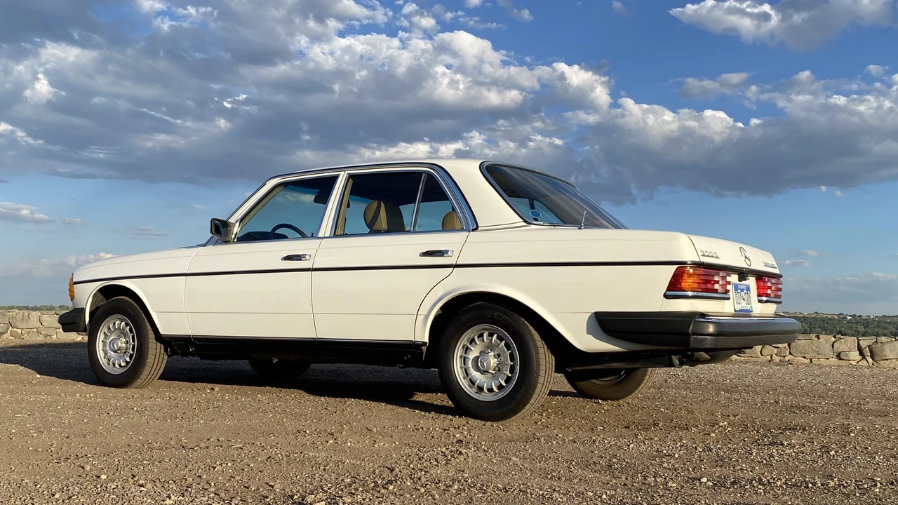 1982 Mercedes-Benz W123 Sedan - Image 14 of 31