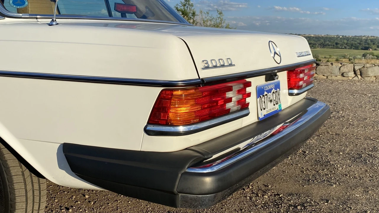 1982 Mercedes-Benz W123 Sedan - Image 27 of 31