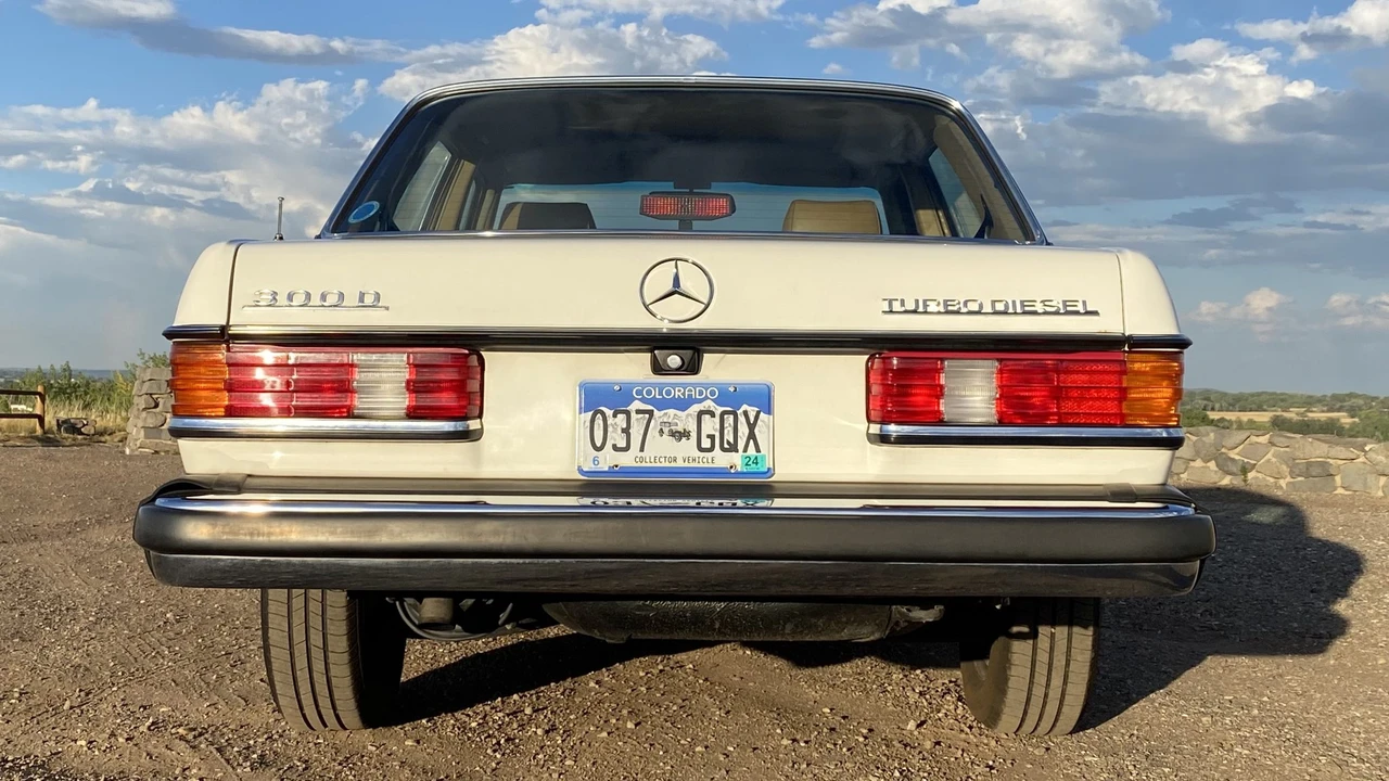 1982 Mercedes-Benz W123 Sedan - Image 17 of 31