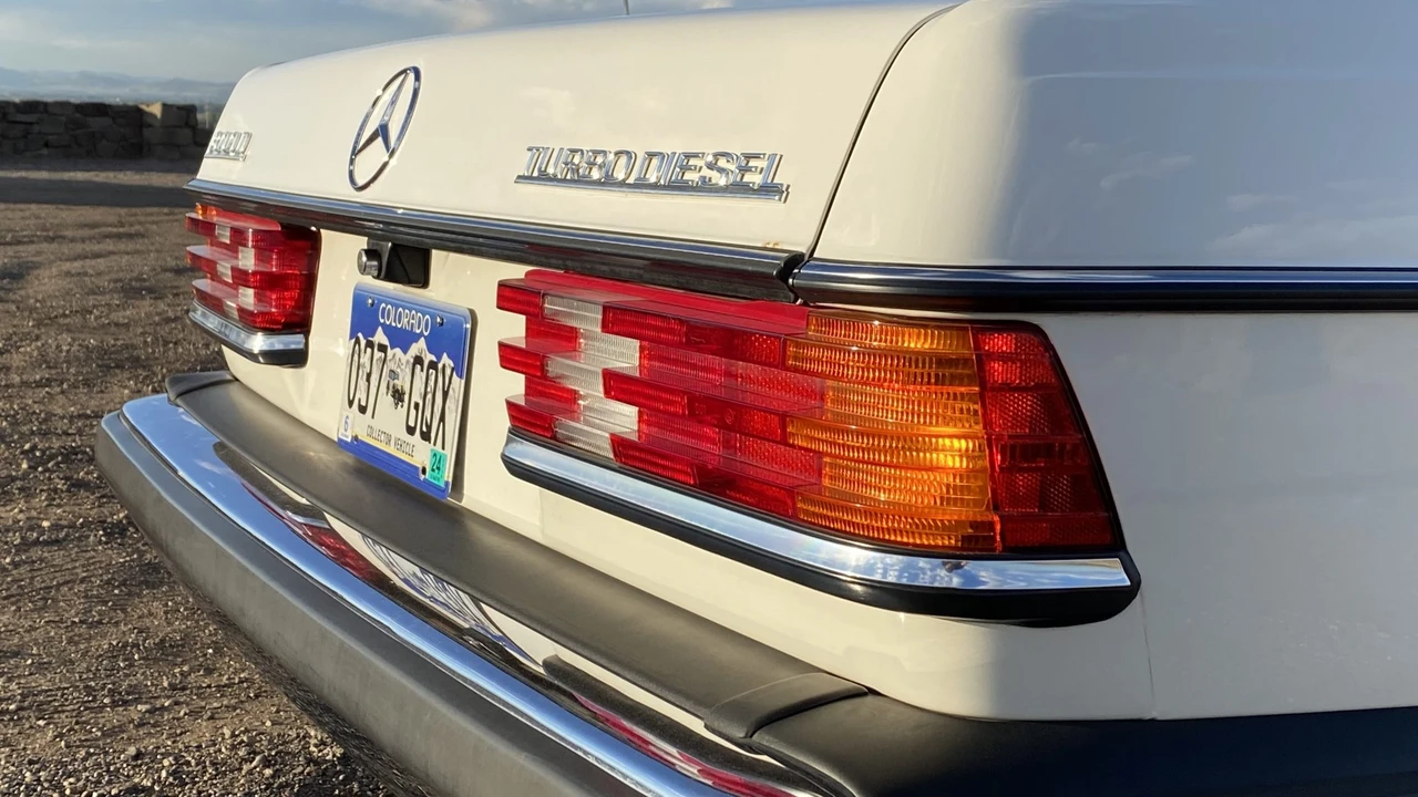 1982 Mercedes-Benz W123 Sedan - Image 30 of 31
