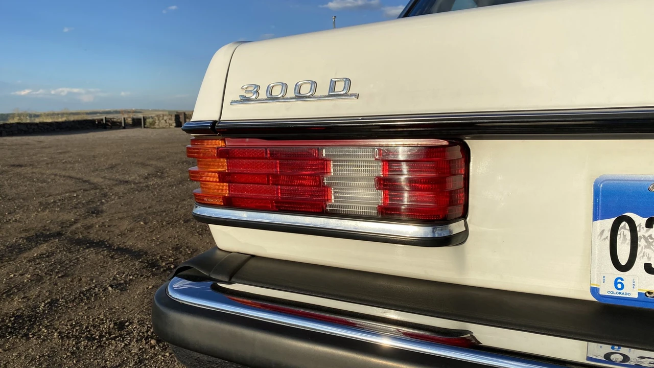 1982 Mercedes-Benz W123 Sedan - Image 29 of 31