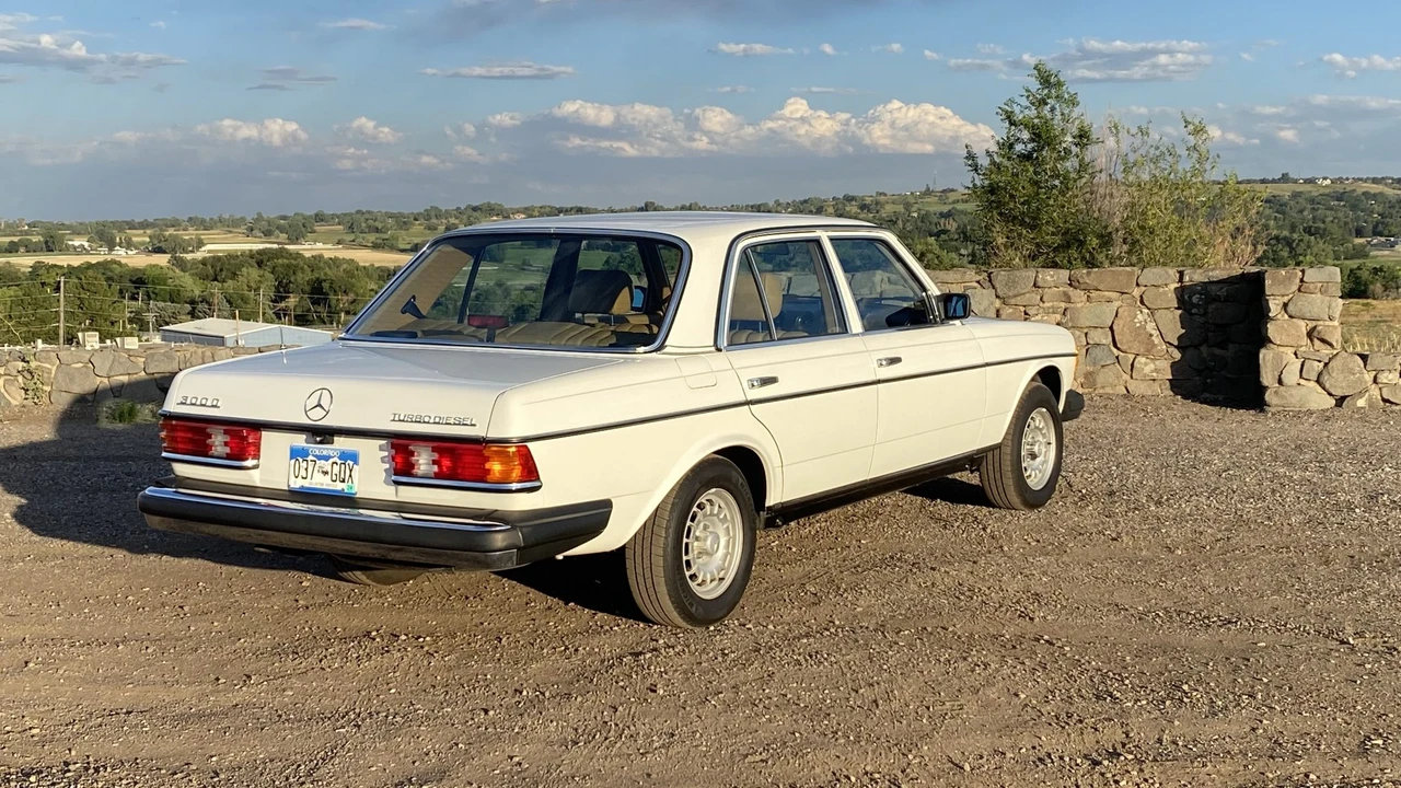 1982 Mercedes-Benz W123 Sedan - Image 19 of 31
