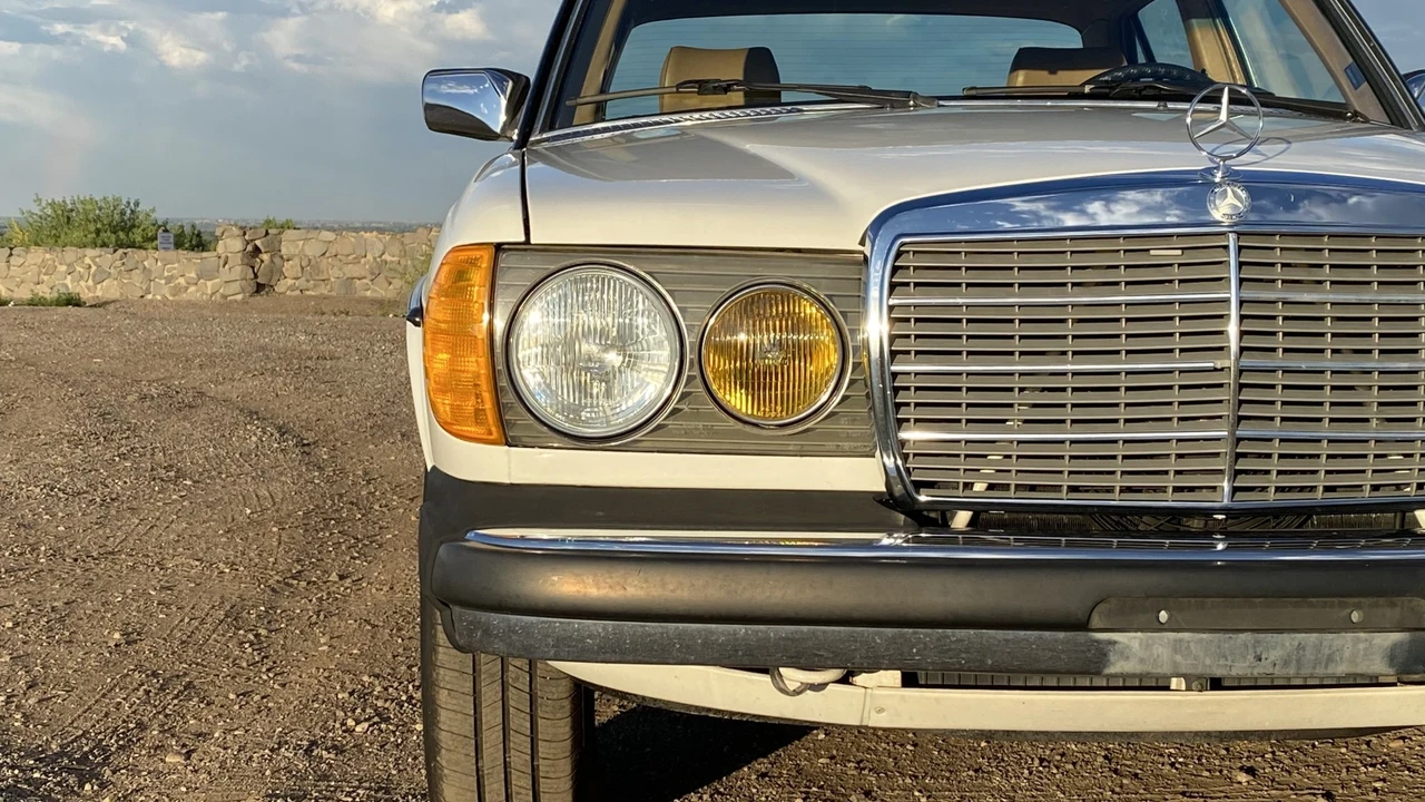 1982 Mercedes-Benz W123 Sedan - Image 24 of 31