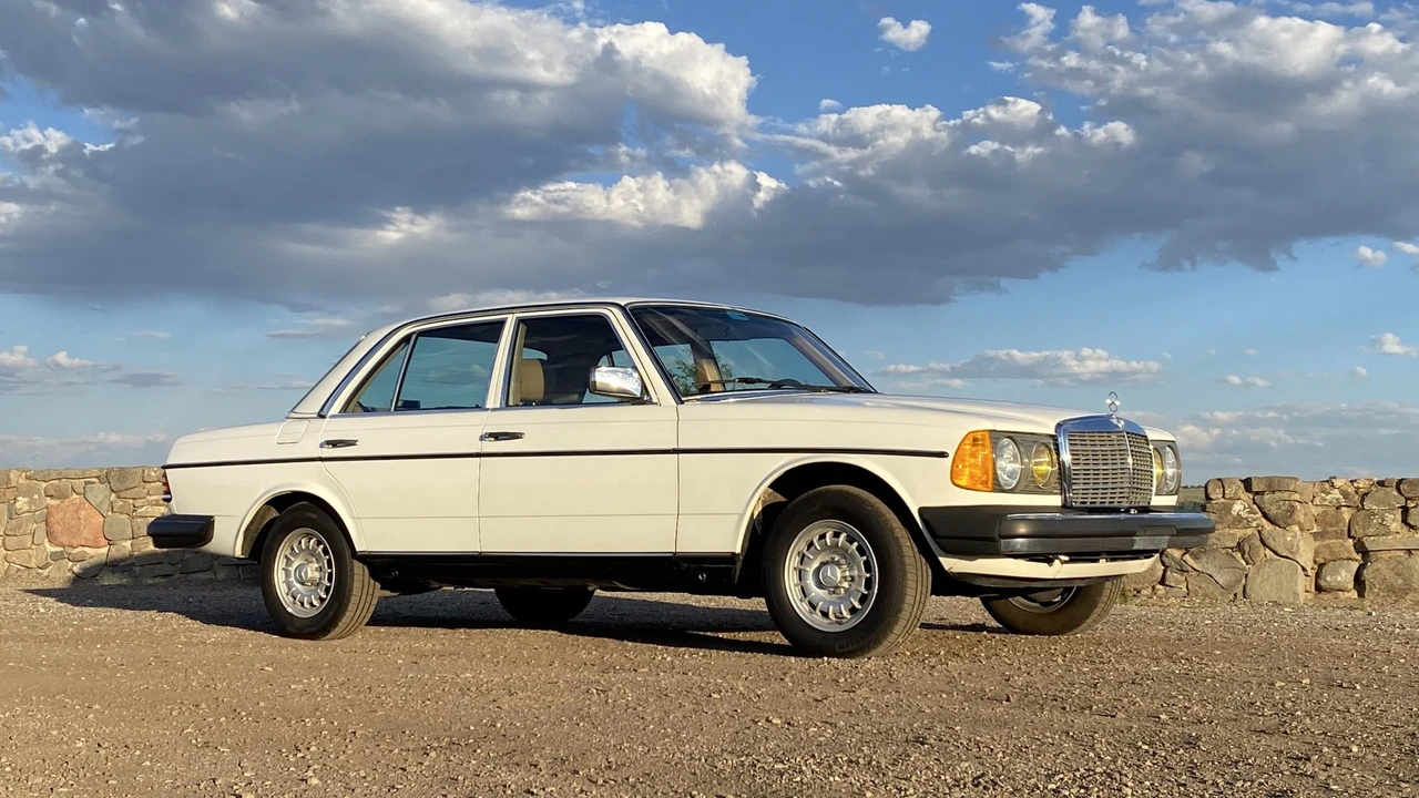 1982 Mercedes-Benz W123 Sedan - Image 2 of 31