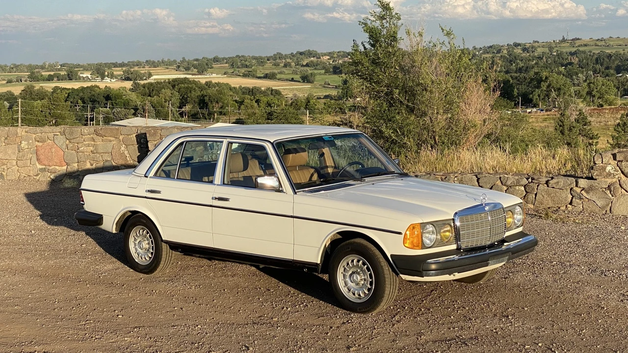 1982 Mercedes-Benz W123 Sedan - Image 4 of 31