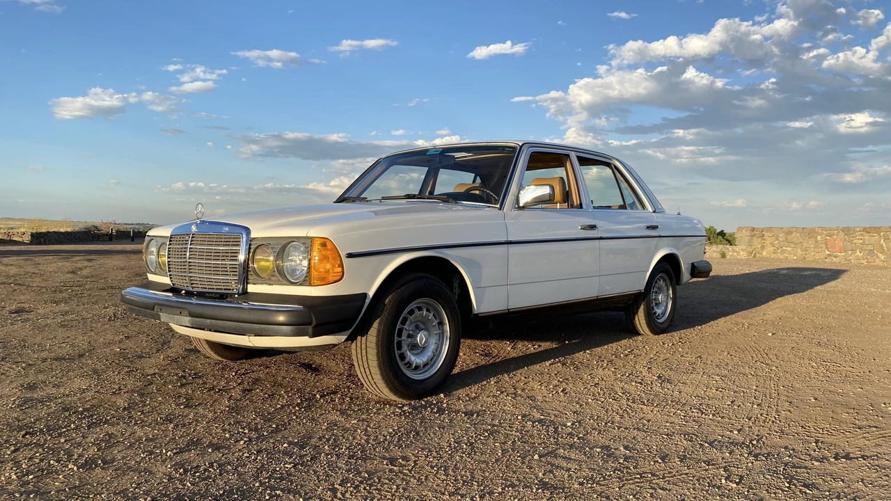 1982 Mercedes-Benz W123 Sedan - Image 11 of 31