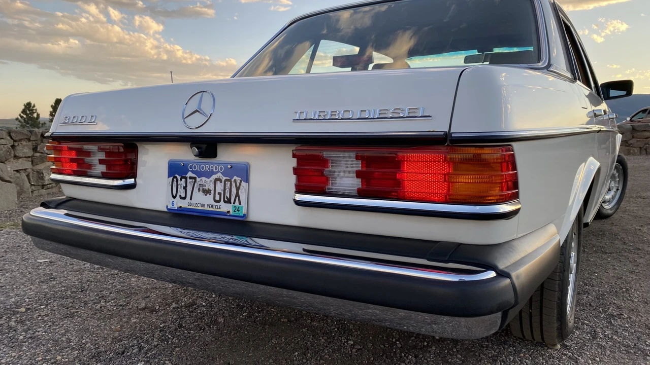 1982 Mercedes-Benz W123 Sedan - Image 28 of 31