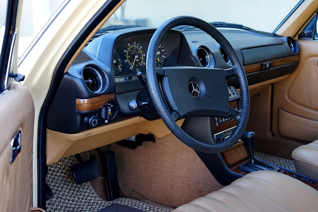 1982 Mercedes-Benz W123 Sedan - Image 25 of 31