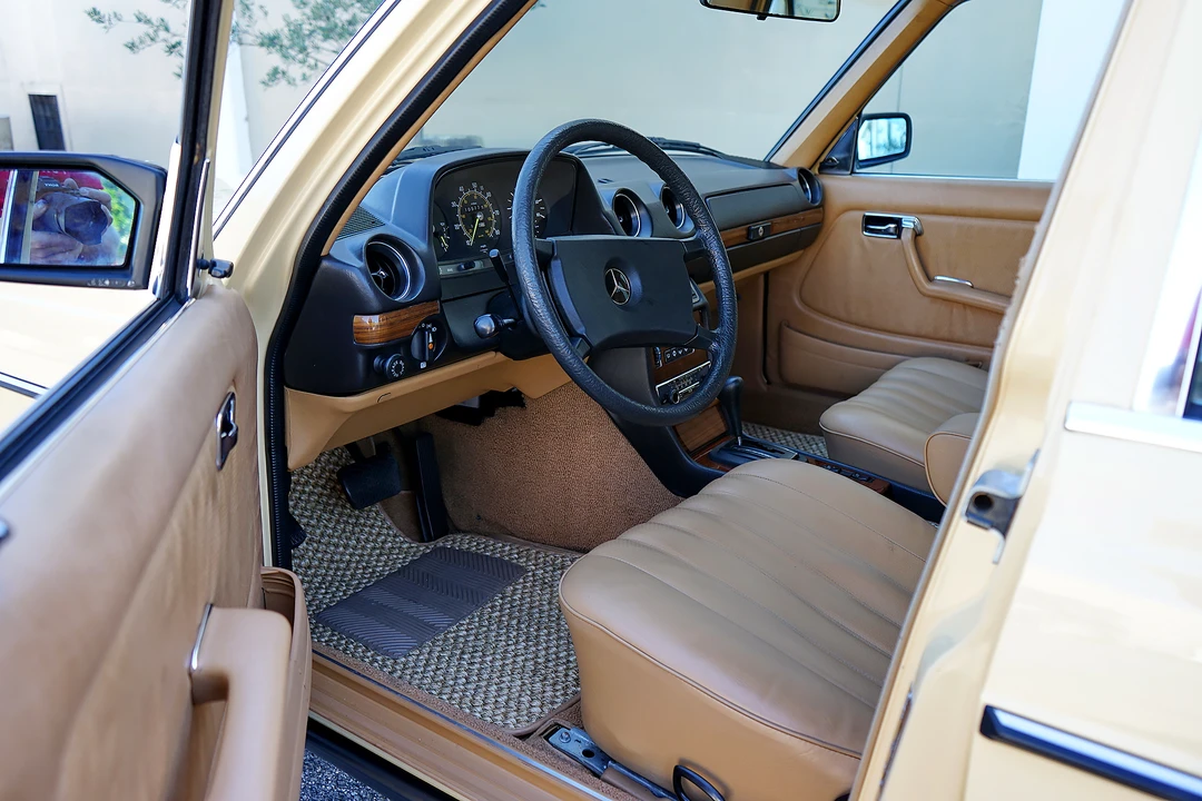 1982 Mercedes-Benz W123 Sedan - Image 26 of 31