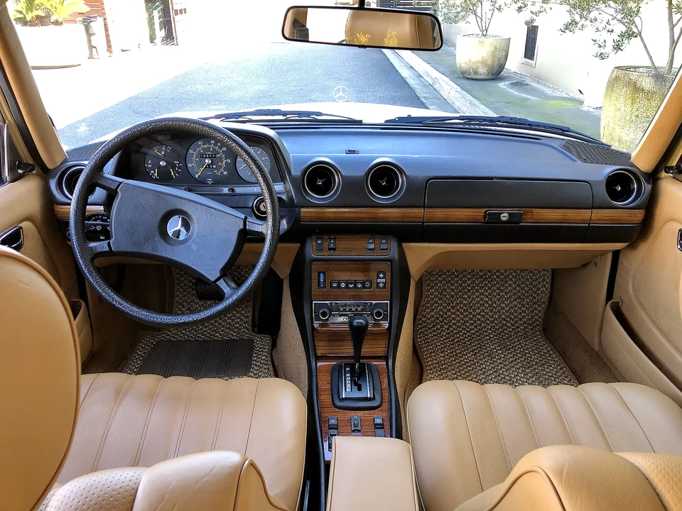 1982 Mercedes-Benz W123 Sedan - Image 23 of 31