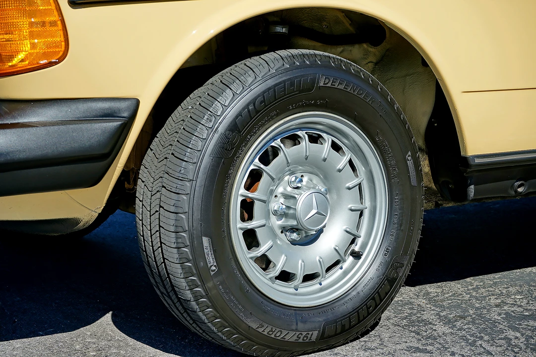 1982 Mercedes-Benz W123 Sedan - Image 20 of 31