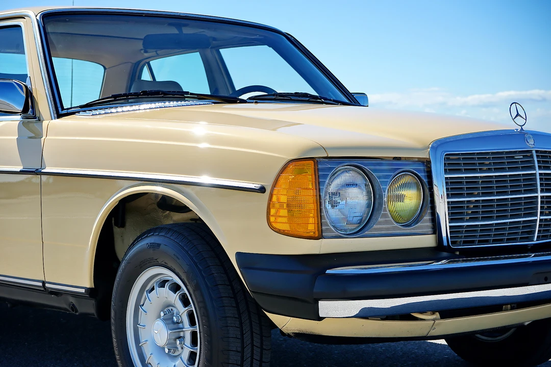 1982 Mercedes-Benz W123 Sedan - Image 9 of 31