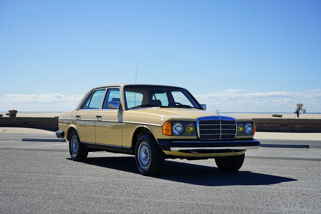 1982 Mercedes-Benz W123 Sedan - Image 2 of 31