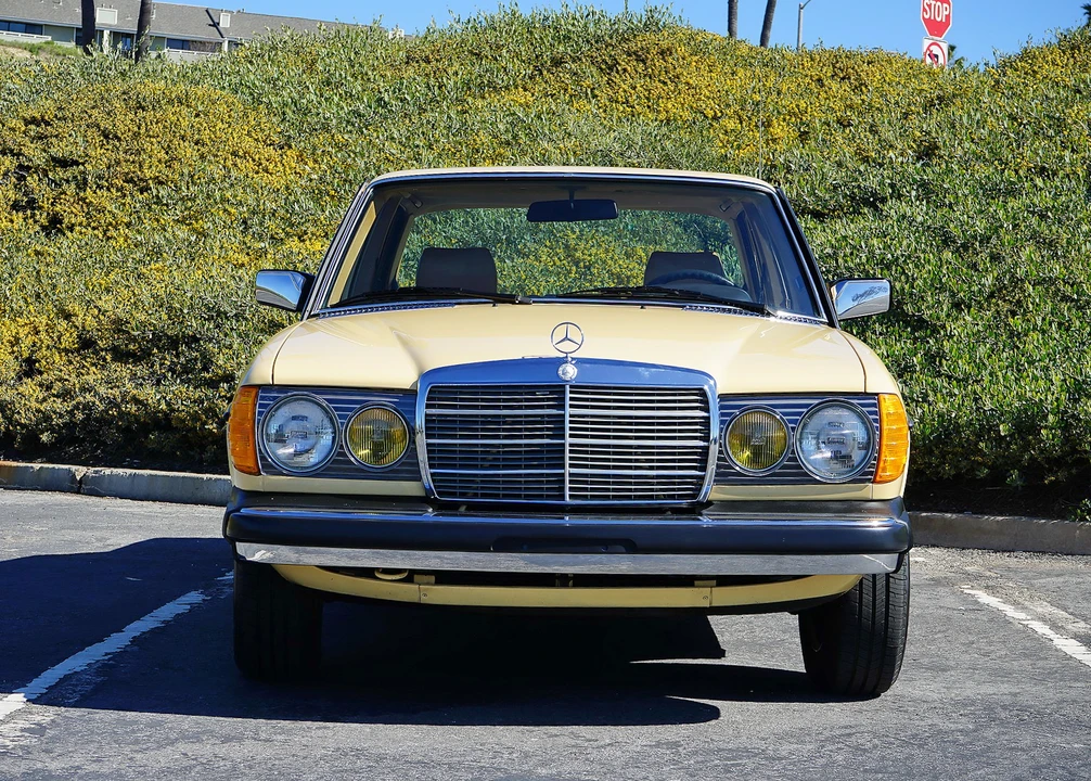 1982 Mercedes-Benz W123 Sedan - Image 3 of 31