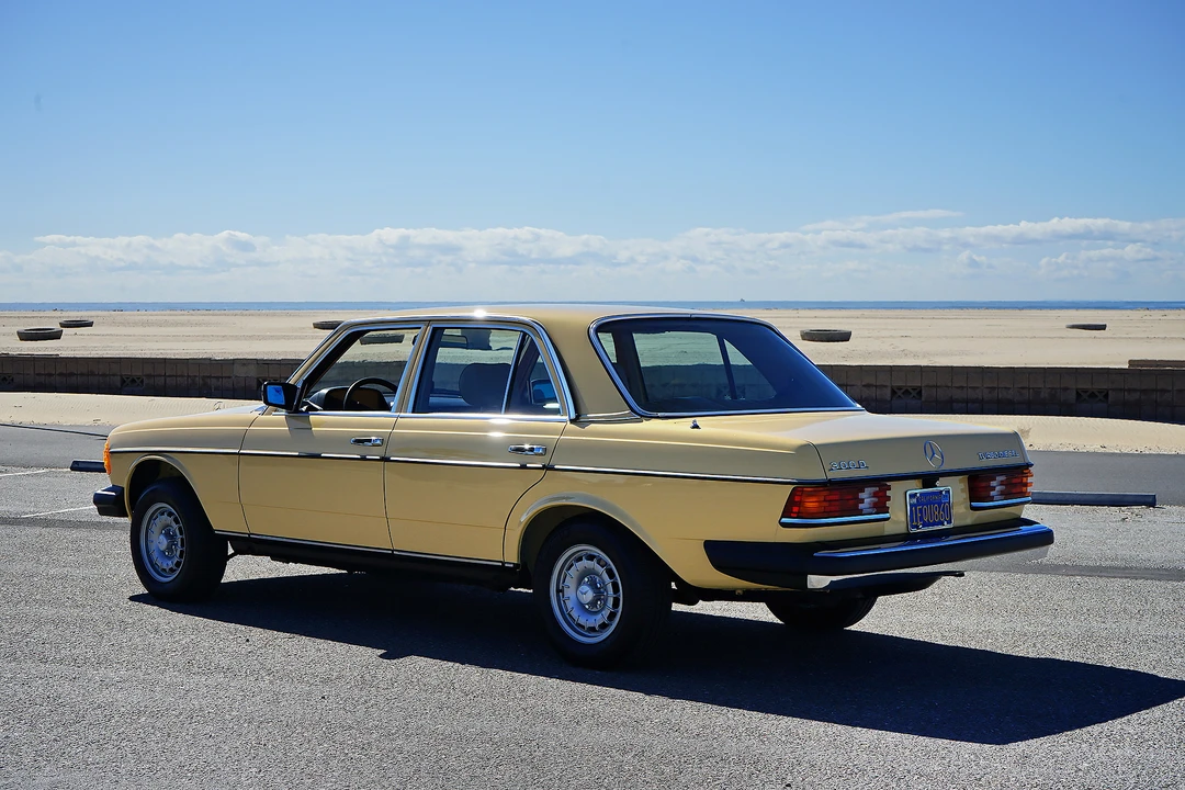 1982 Mercedes-Benz W123 Sedan - Image 6 of 31