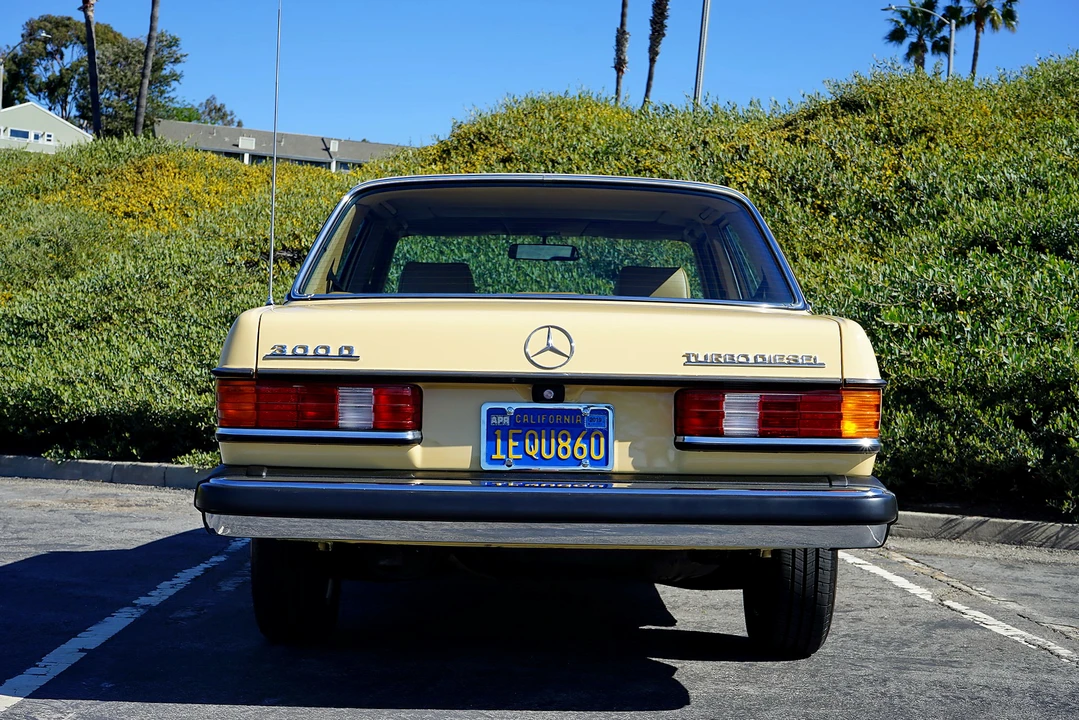 1982 Mercedes-Benz W123 Sedan - Image 7 of 31