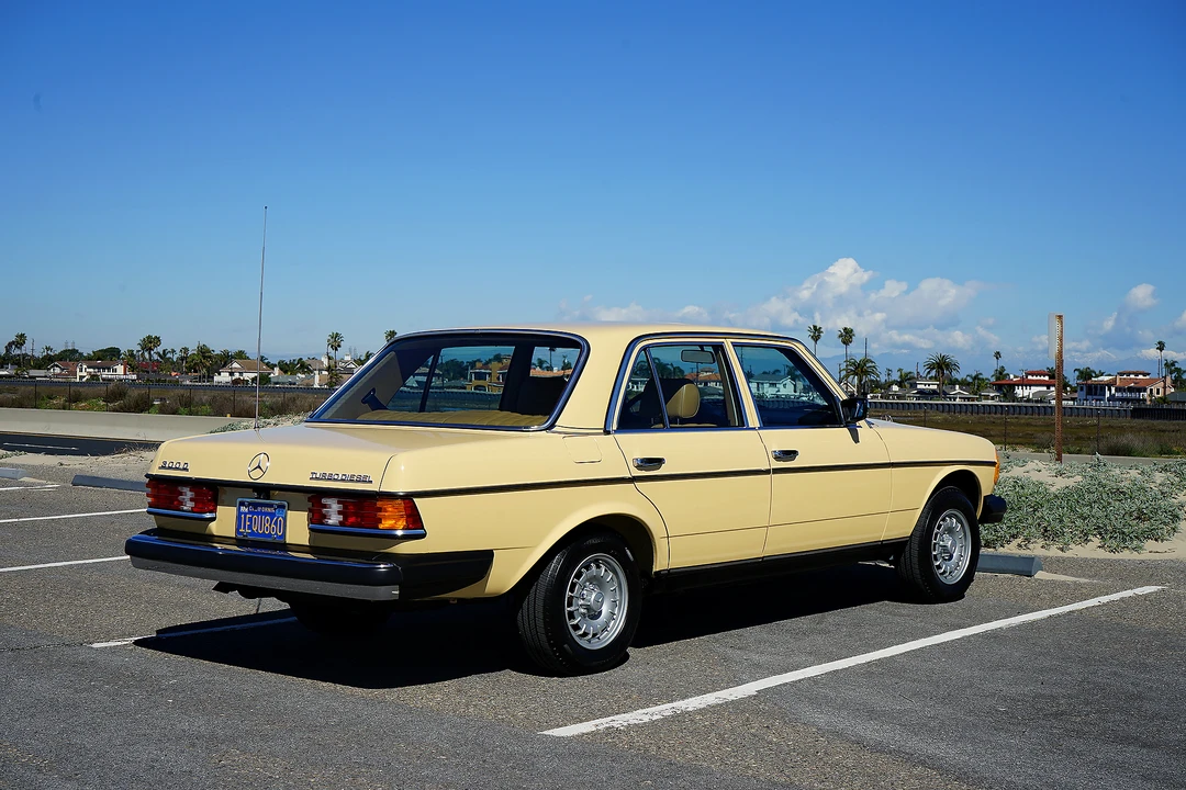 1982 Mercedes-Benz W123 Sedan - Image 10 of 31