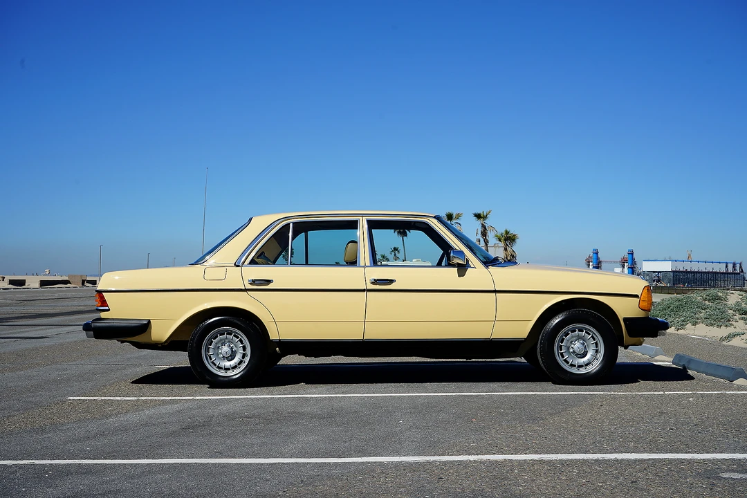 1982 Mercedes-Benz W123 Sedan - Image 11 of 31