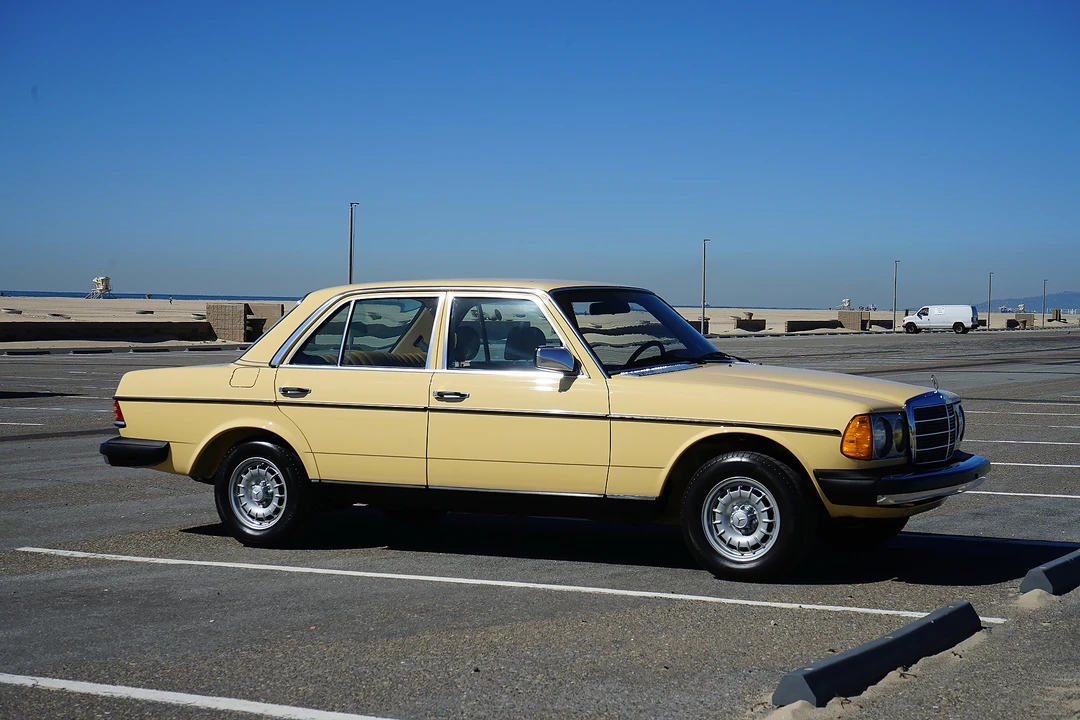 1982 Mercedes-Benz W123 Sedan - Image 12 of 31