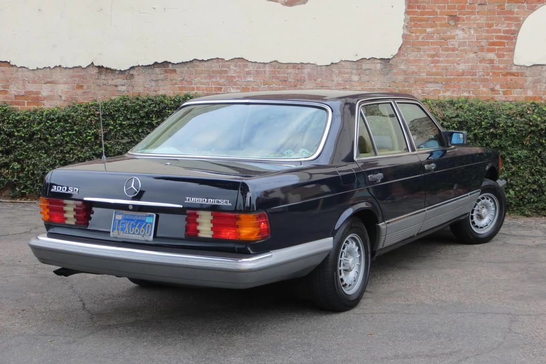 1982 Mercedes-Benz W126 S-Class Sedan - Image 4 of 31