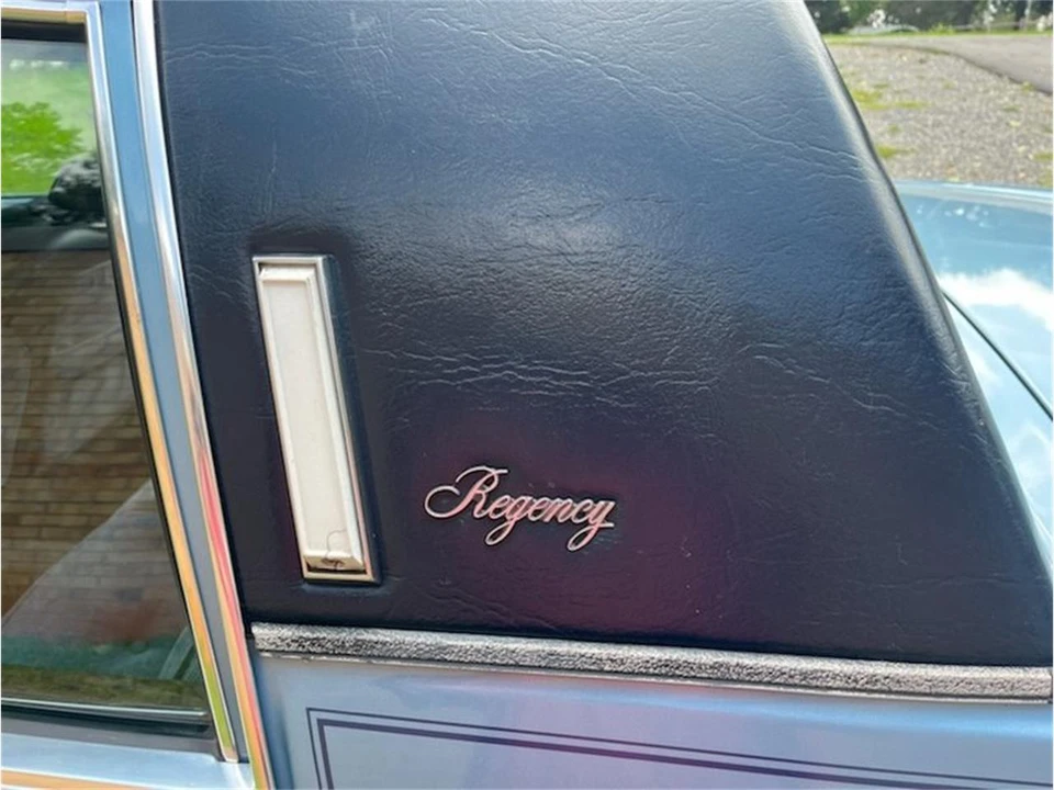 1982 Oldsmobile 98 - Image 5 of 10