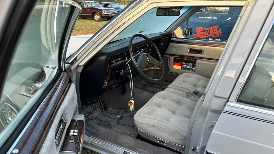 1982 Oldsmobile 98 - Image 4 of 5