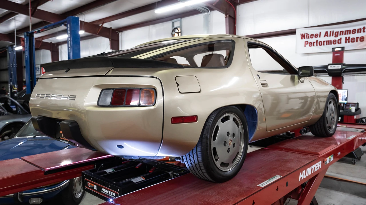 1982 Porsche 928 - Image 13 of 31