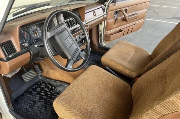 1982 Volvo 242 - Image 5 of 7