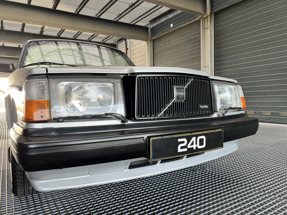 1982 Volvo 244 - Image 16 of 19