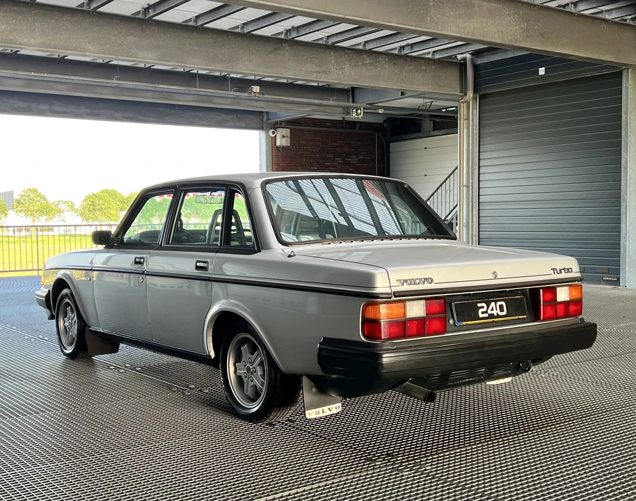 1982 Volvo 244 - Image 7 of 19