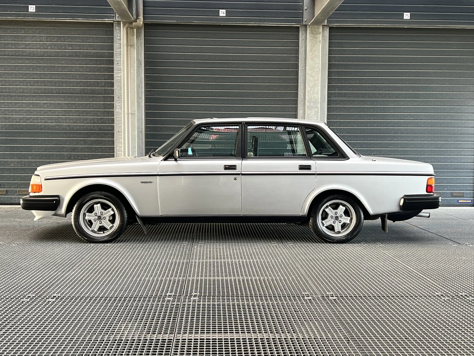 1982 Volvo 244 - Image 10 of 19
