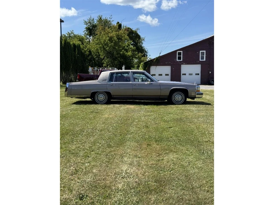 1983 Cadillac Brougham - Image 7 of 31