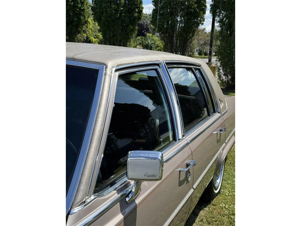1983 Cadillac Brougham - Image 22 of 31