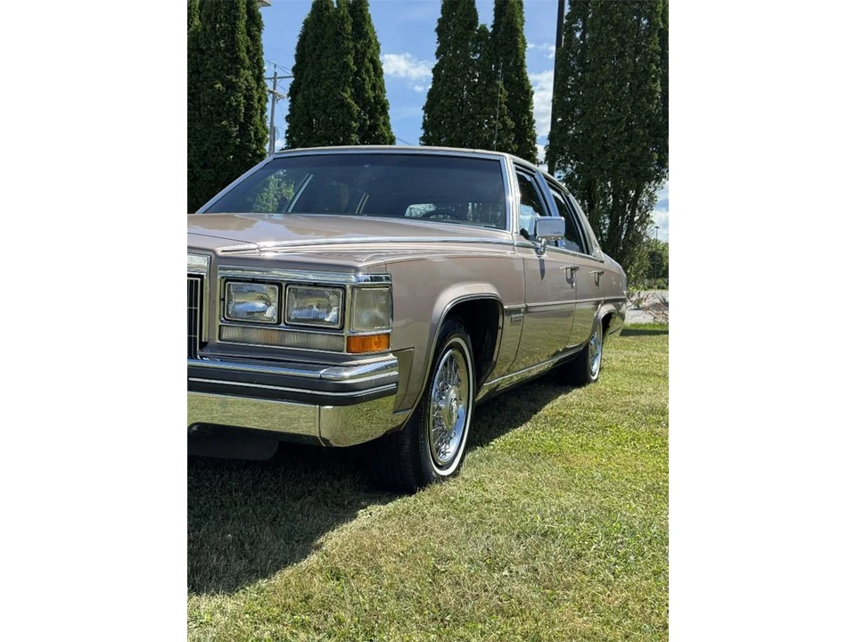 1983 Cadillac Brougham - Image 10 of 31