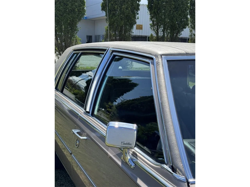 1983 Cadillac Brougham - Image 21 of 31