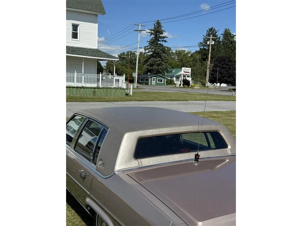 1983 Cadillac Brougham - Image 24 of 31