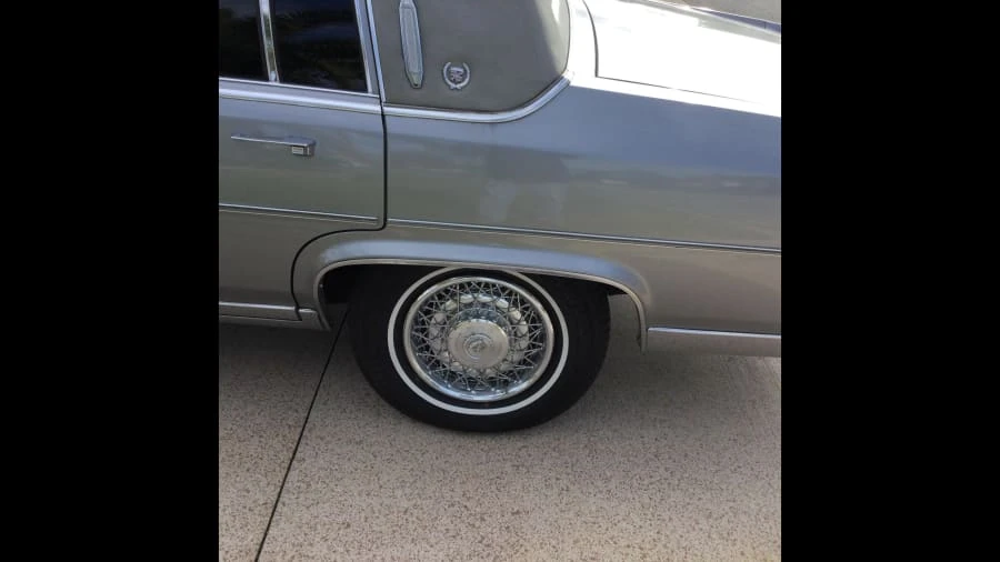 1983 Cadillac Fleetwood - Image 10 of 31