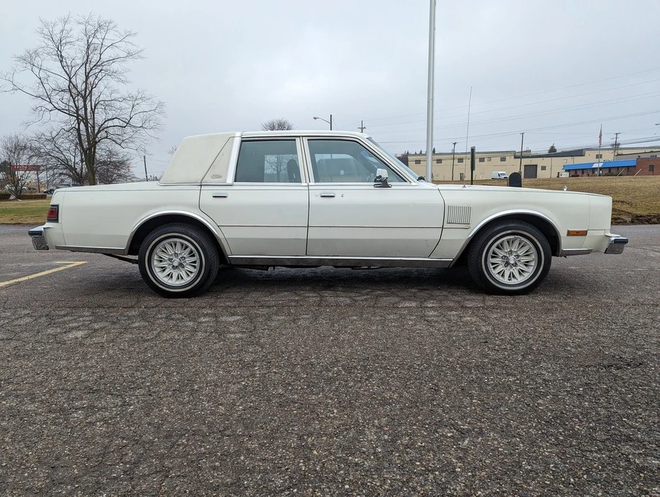 1983 Chrysler New Yorker - Image 8 of 21