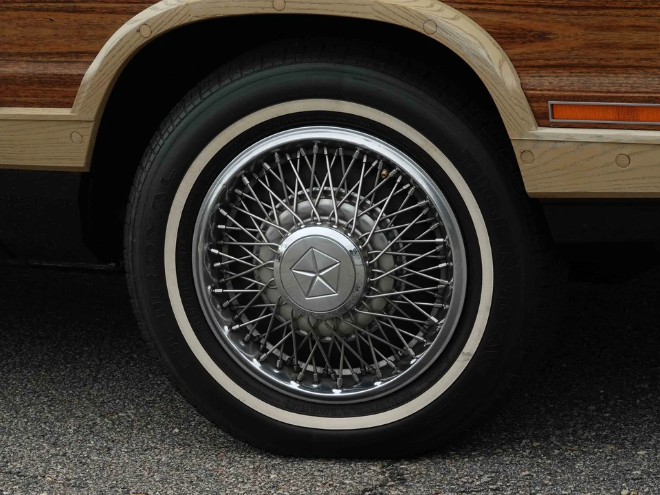 1983 Chrysler LeBaron - Image 27 of 31