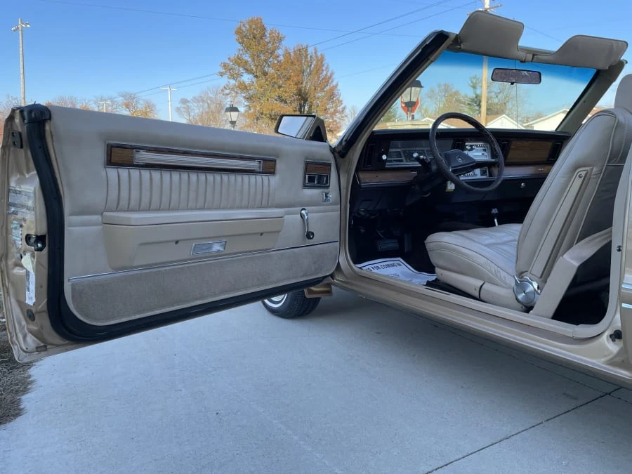 1983 Chrysler LeBaron - Image 17 of 27