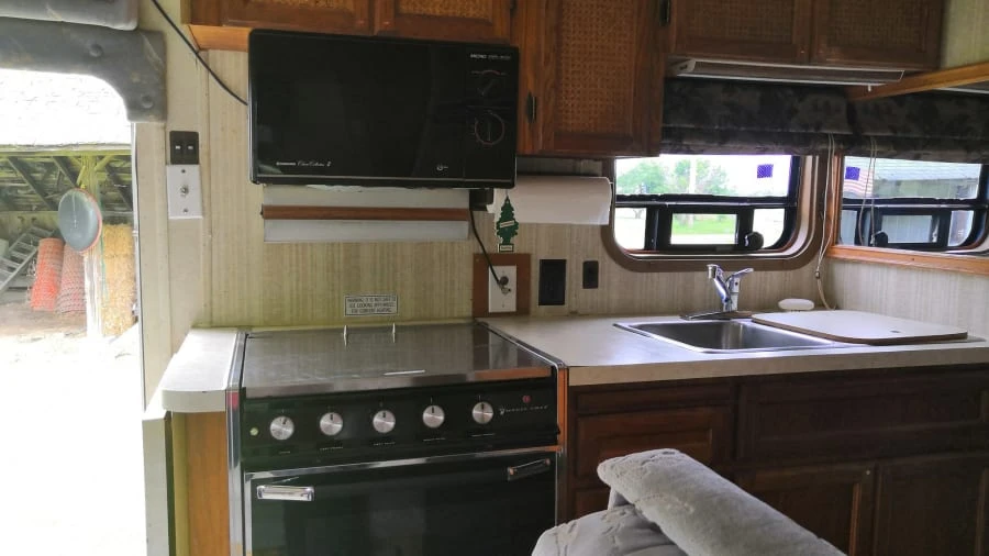1983 GMC Motorhome - Image 9 of 15