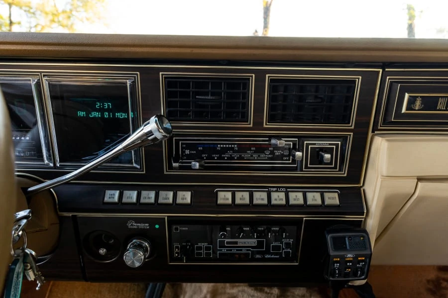 1983 Lincoln Continental Mark VI - Image 24 of 29