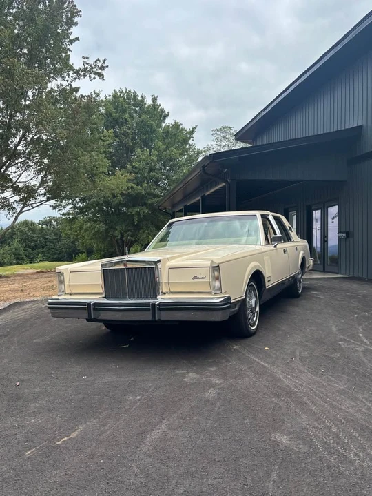 1983 Lincoln Town Car - Image 2 of 11