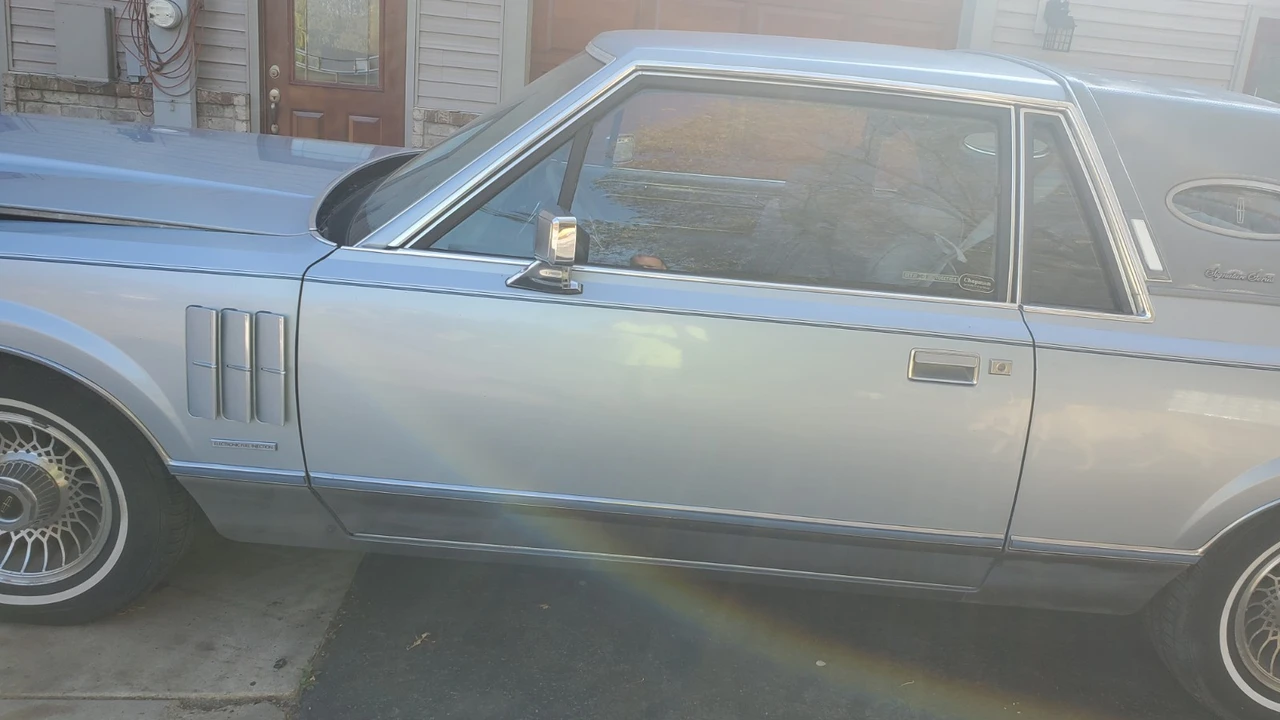 1983 Lincoln Premiere - Image 21 of 26