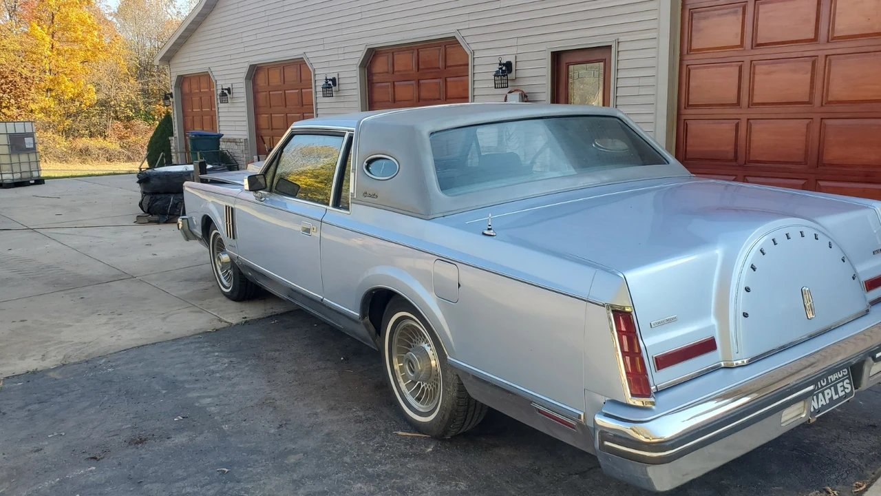 1983 Lincoln Premiere - Image 23 of 26