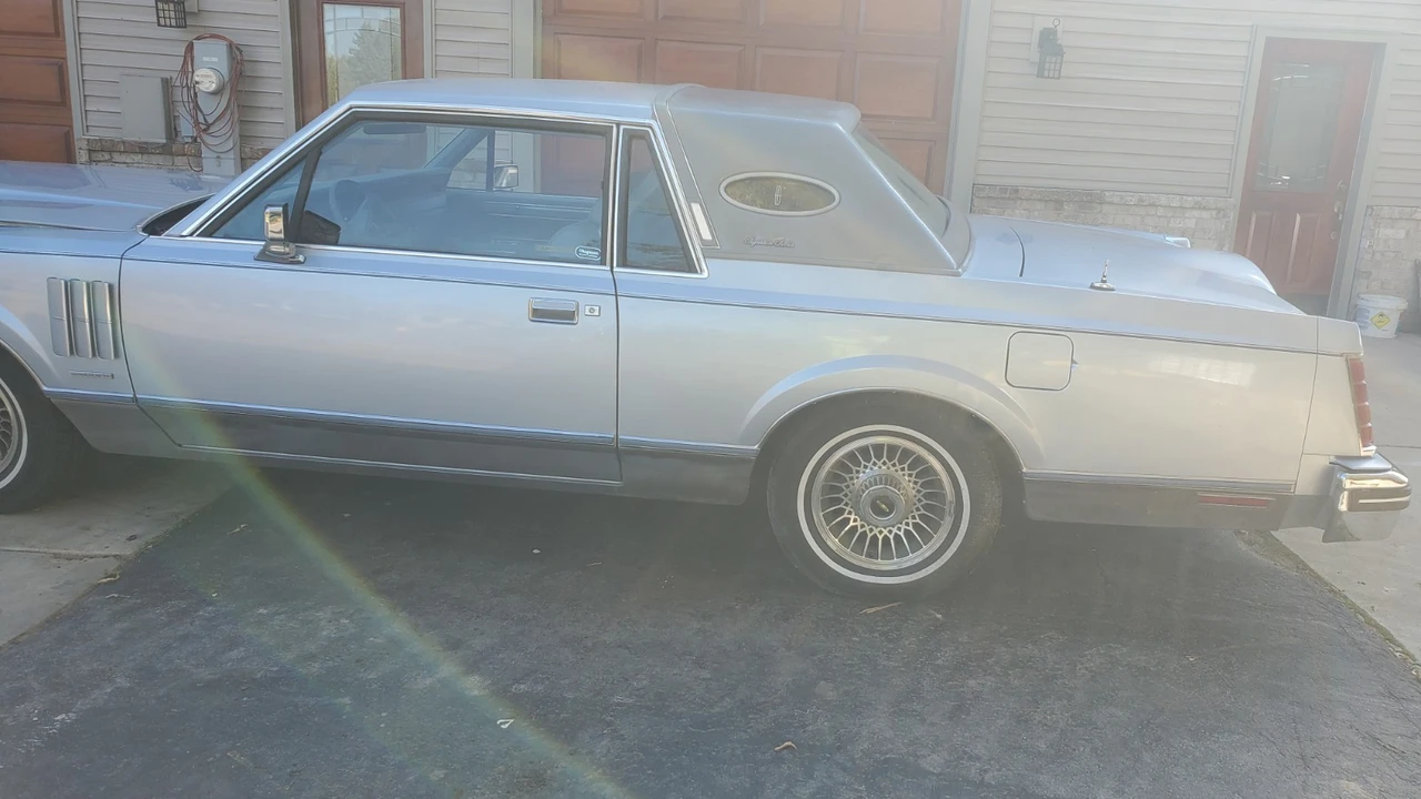 1983 Lincoln Premiere - Image 22 of 26