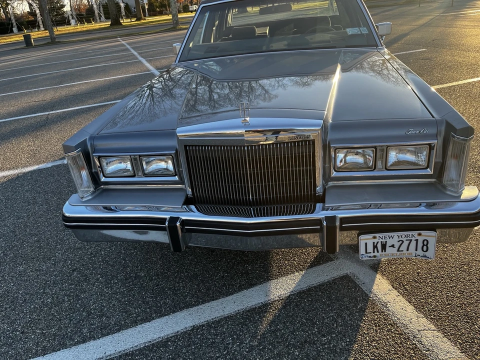 1983 Lincoln Town Car - Image 10 of 16